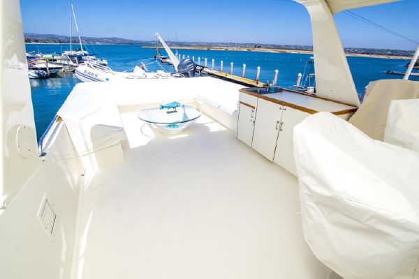 Hatteras 70 Cockpit Motor Yacht