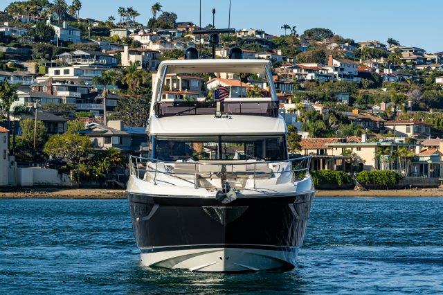 Prestige 590 bow view